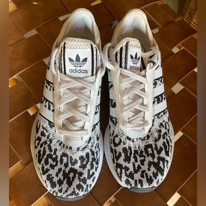 Womens Adidas Swift Run Tennis shoes worn maybe a few times